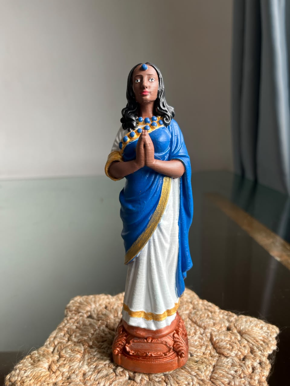 Imagem de Santa Sara Kali em azul, branco e dourado